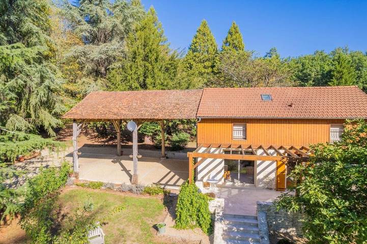 Location de vacances pour 4 personnes, avec Terrasse ainsi que Jardin et Vue à Eyvirat