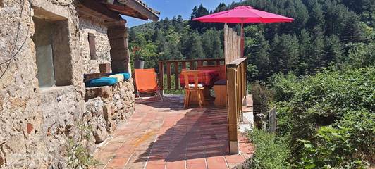 Gîte pour 4 personnes, avec terrasse et vue à Rocles
