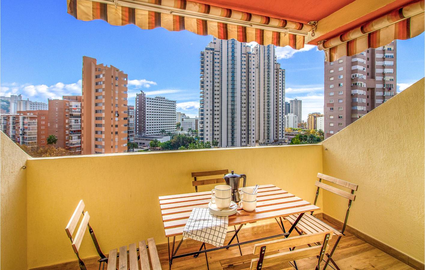 Apartamento vacacional entero, Terraza junto a la piscina, aire acondicionado, aparcamiento: 1,5 km de la playa de Cala Almadrava in Benidorm, Costa Blanca