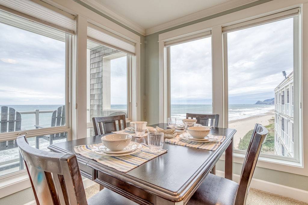 Ganze Wohnung, Ocean-Front 4th Fl Condo has Hot Tub, 2 King Beds and Resort Amenities! in Oceanlake, Lincoln City