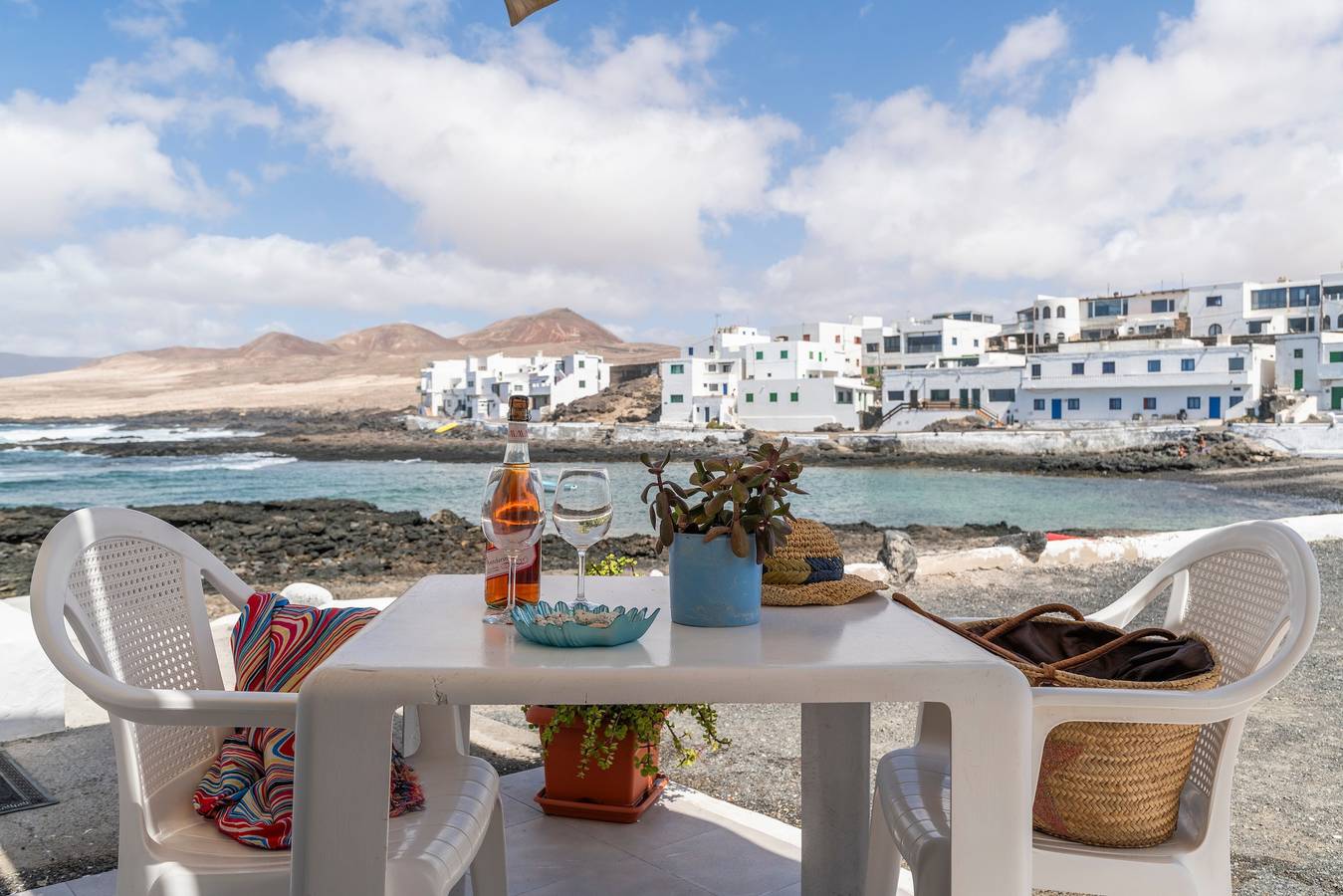 Casa de Vacaciones 'La Casita Del Mar' frente al mar, Terraza Privada y Wi-Fi in Caleta de Caballo, Teguise