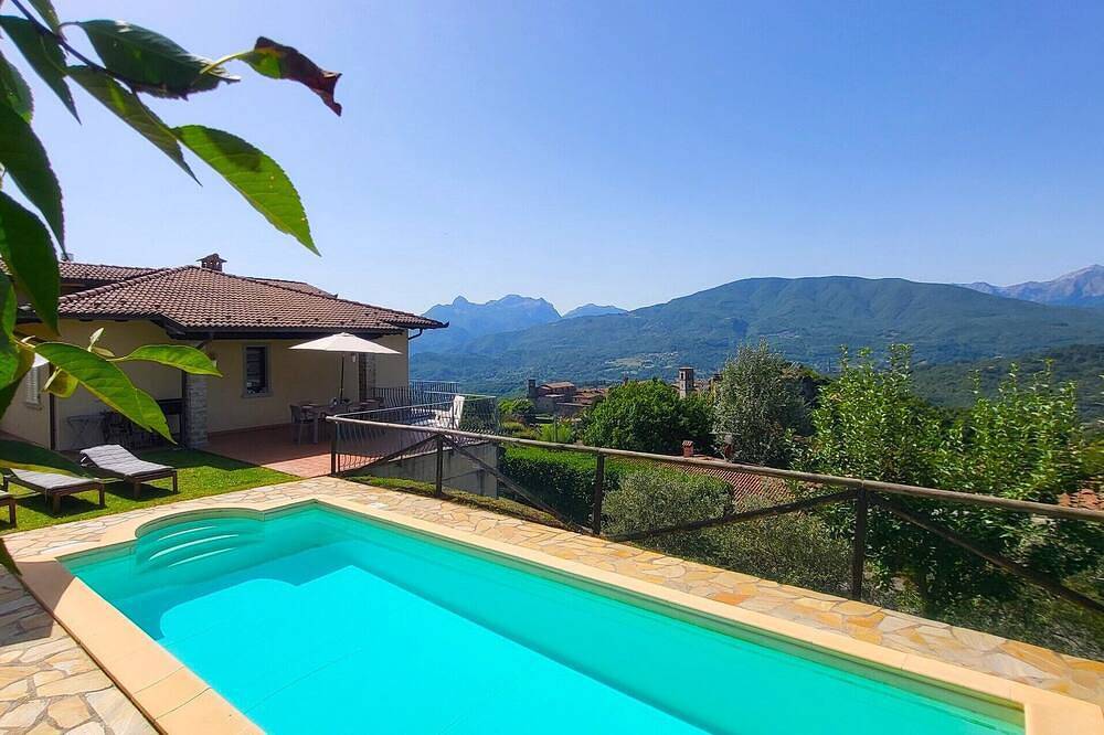 Montepigoli, private pool, stunning views, walk to restaurants/village,Wifi! in Castiglione di Garfagnana, Garfagnana