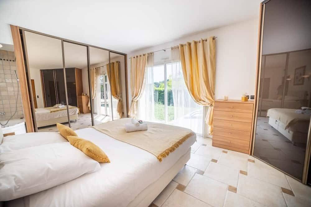 Entire apartment, Luxury Home -Villa-Pool-Jacuzzi-Family- pool table in Montferrier-sur-Lez, Montpellier region