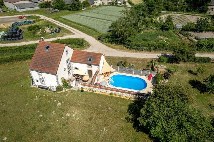 Location de vacances pour 10 personnes, avec piscine ainsi que vue et jardin à Lavaufranche