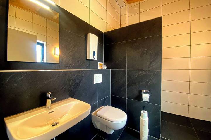 Ganze Wohnung, Ruhig gelegene Ferienwohnung am Weiher im Og mit Balkon in Schmidt, Nideggen