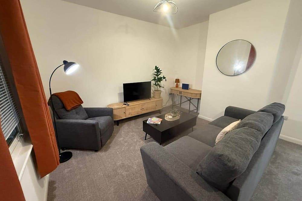Entire apartment, Sleek 1-Bed Flat near Warwick Castle + Parking in Warwick, Warwickshire