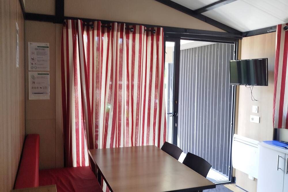 Chalet Morea, in a small campsite close to shops in Évron, Mayenne (desambiguación)