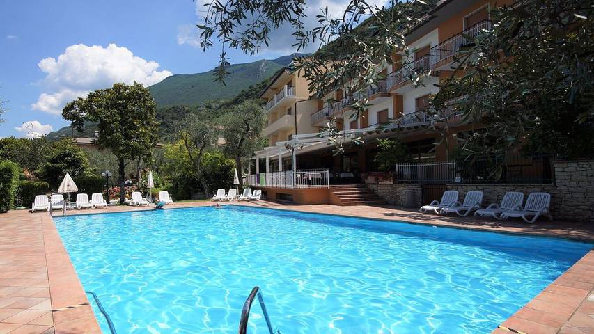 Ferielejlighed for 4 personer, med pool og have samt jacuzzi i Malcesine
