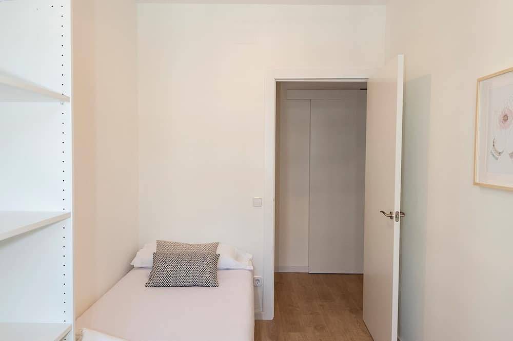 Entire apartment, Bebarceloner Pelayo Apartments - 3 bedrooms, 2 bathrooms in Barcelona Centre, Barcelona
