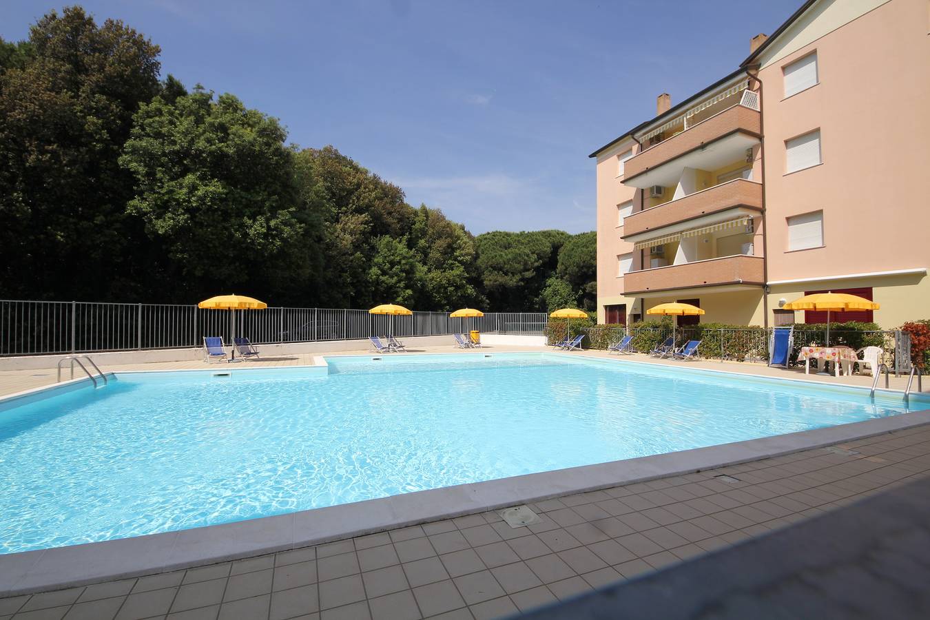 Apartamento entero, Precioso piso de 3 habitaciones en Rosolina con piscina compartida in Rosolina Mare, Polesine