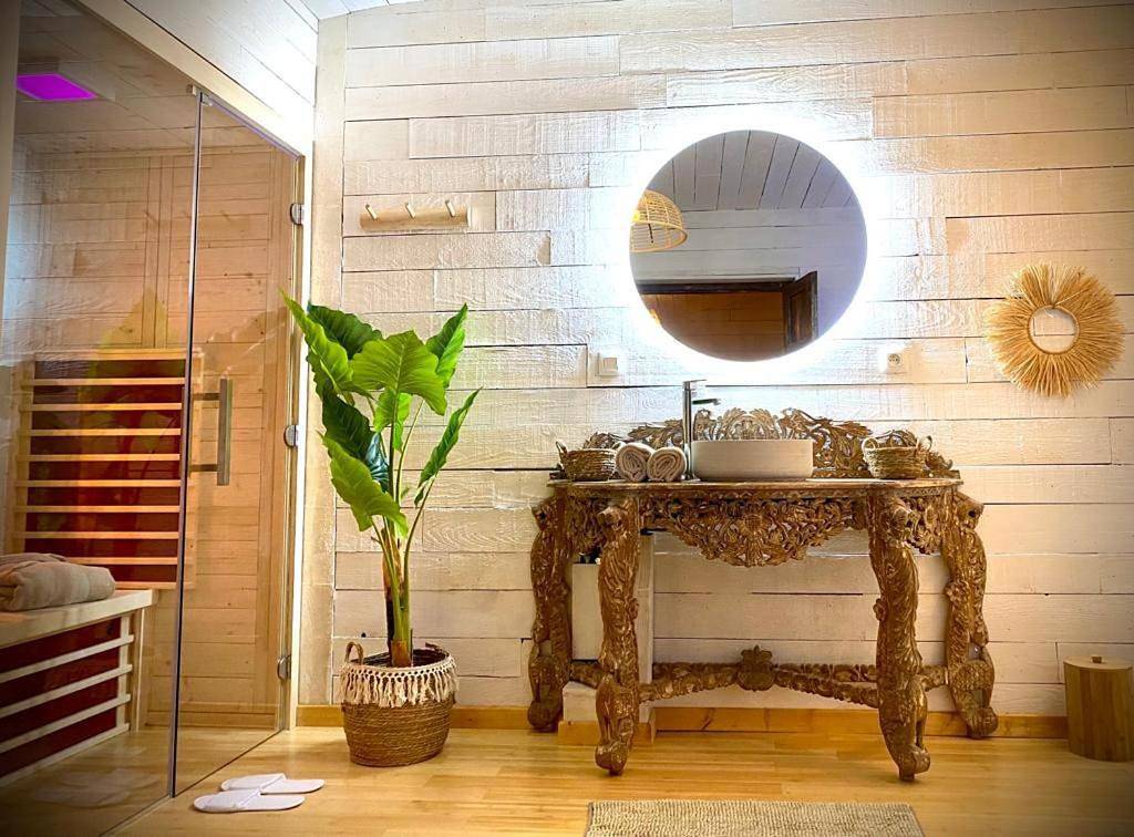 Queen Suite with Spa Bath in Mormont, Érezée