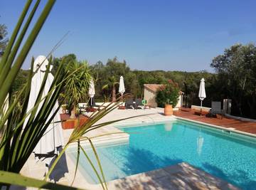 Gîte pour 4 personnes, avec jardin ainsi que piscine et terrasse à Lorgues