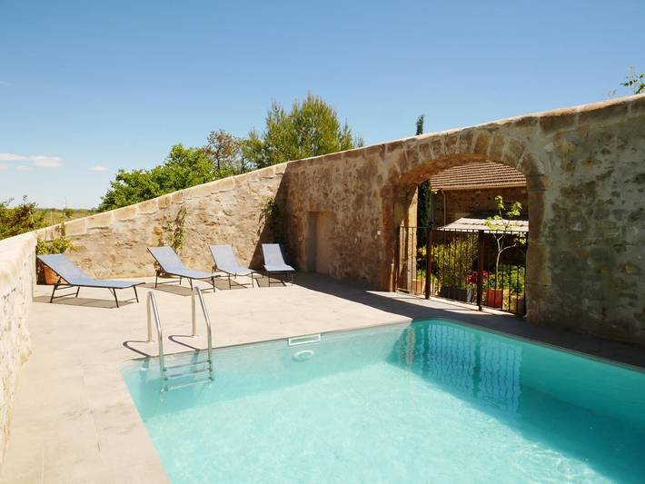 Gîte pour 4 personnes, avec Terrasse ainsi que Jardin et Piscine