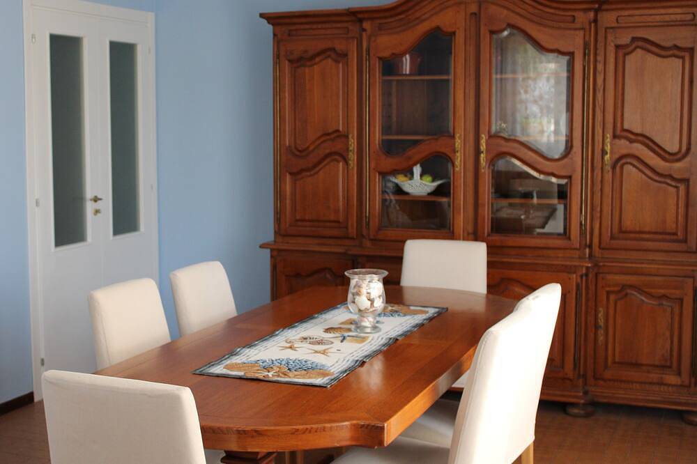 Entire apartment, A 400 Metri dal Mare Appartamento Quadrilocale per Famiglie con 6 Posti Letto, in Taggia (City), Taggia