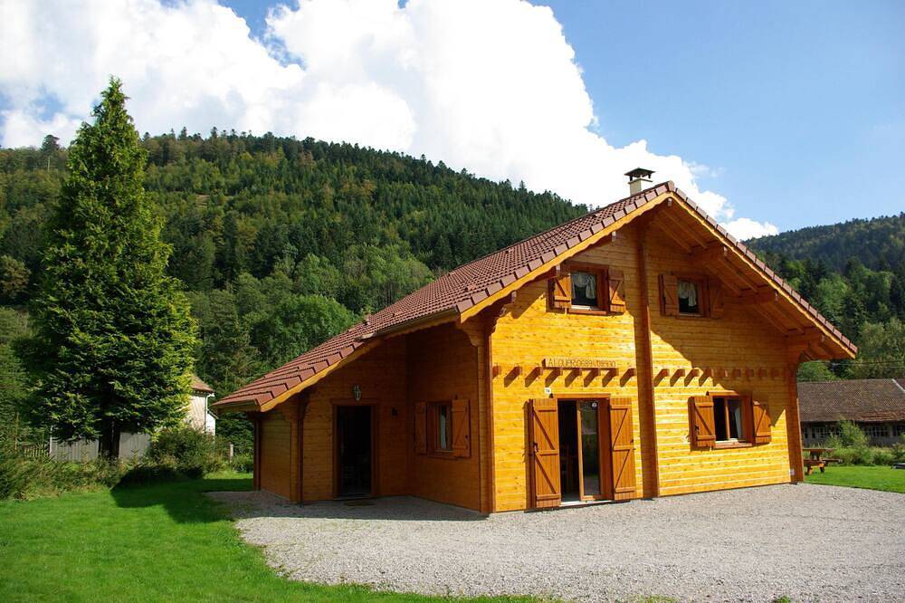 Typical chalet des Vosges, the slopes, Bresse Honneck in La Bresse, Parc naturel régional des Ballons des Vosges