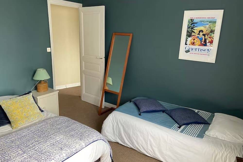 Maison de charme avec terrasse, plein centre, 300 m plage, proximité gare in Granville, Côte de la Déroute