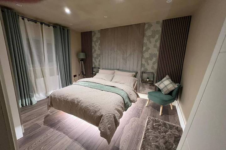 Modernized detached 2 bedroom Guest house. in Preston, Lancashire