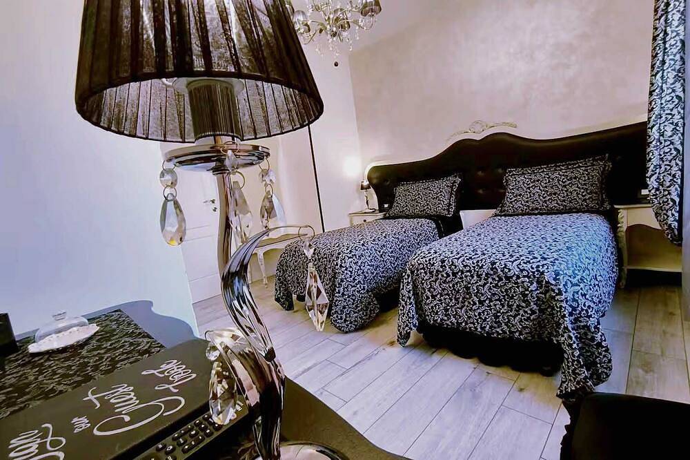 Entire apartment, \"Romeo and Juliet\" Apartment: Entire Apartment in the Historic Center of Villafranca, Vr in Villafranca di Verona, Verona Province