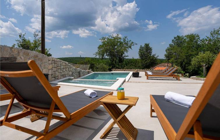 Amplio apartamento con piscina y terraza, cerca del centro de la ciudad y de restaurantes in Ripenda, Costa Este de Istria