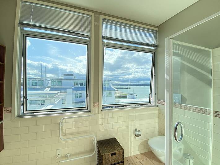 Holiday apartment for 28 people, with balcony in Auckland