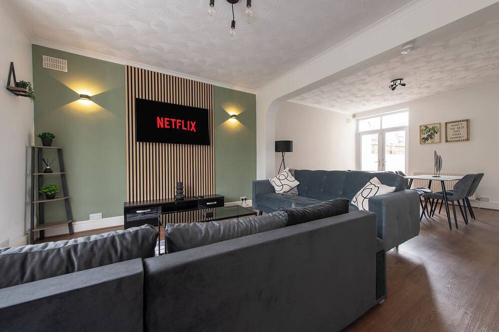 Modern 3-Bed | Sleeps 8 | Fast Wifi | Parking | Pool Table in Rochester, Kent Downs