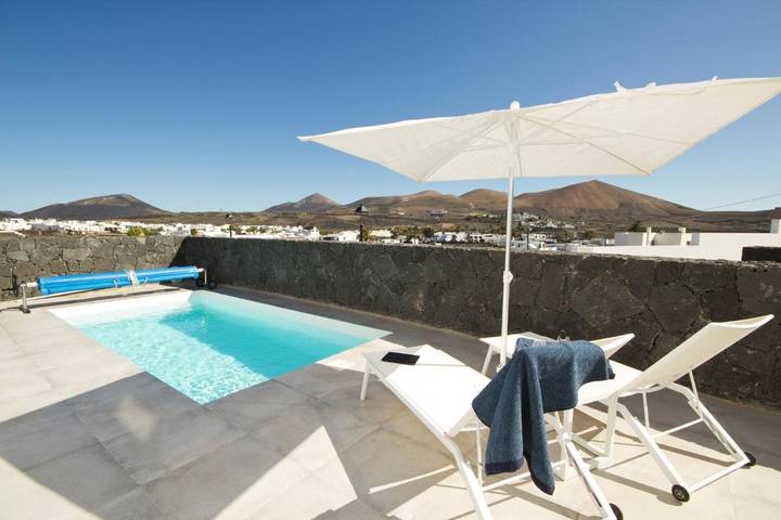 Villa for 6 people, with view and pool as well as garden - 1