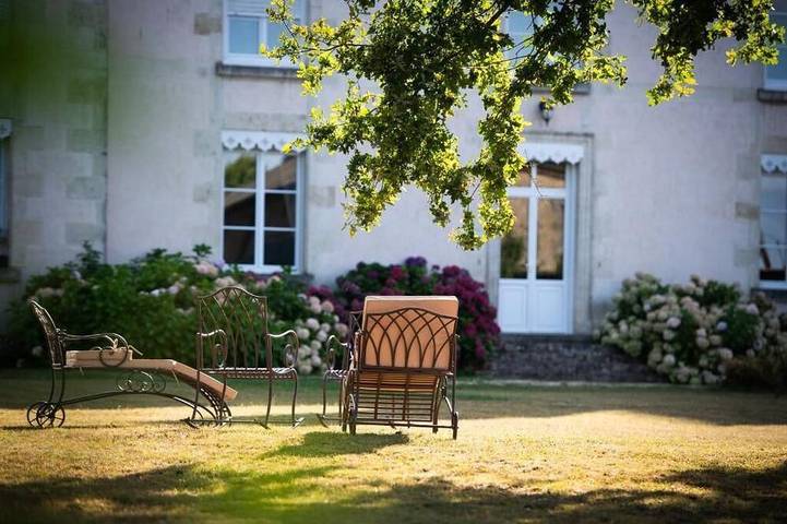 Chambre Camélia, Vue sur les jardins, élégance au Domaine de la Briouse in Sanxay, Vienne (France)