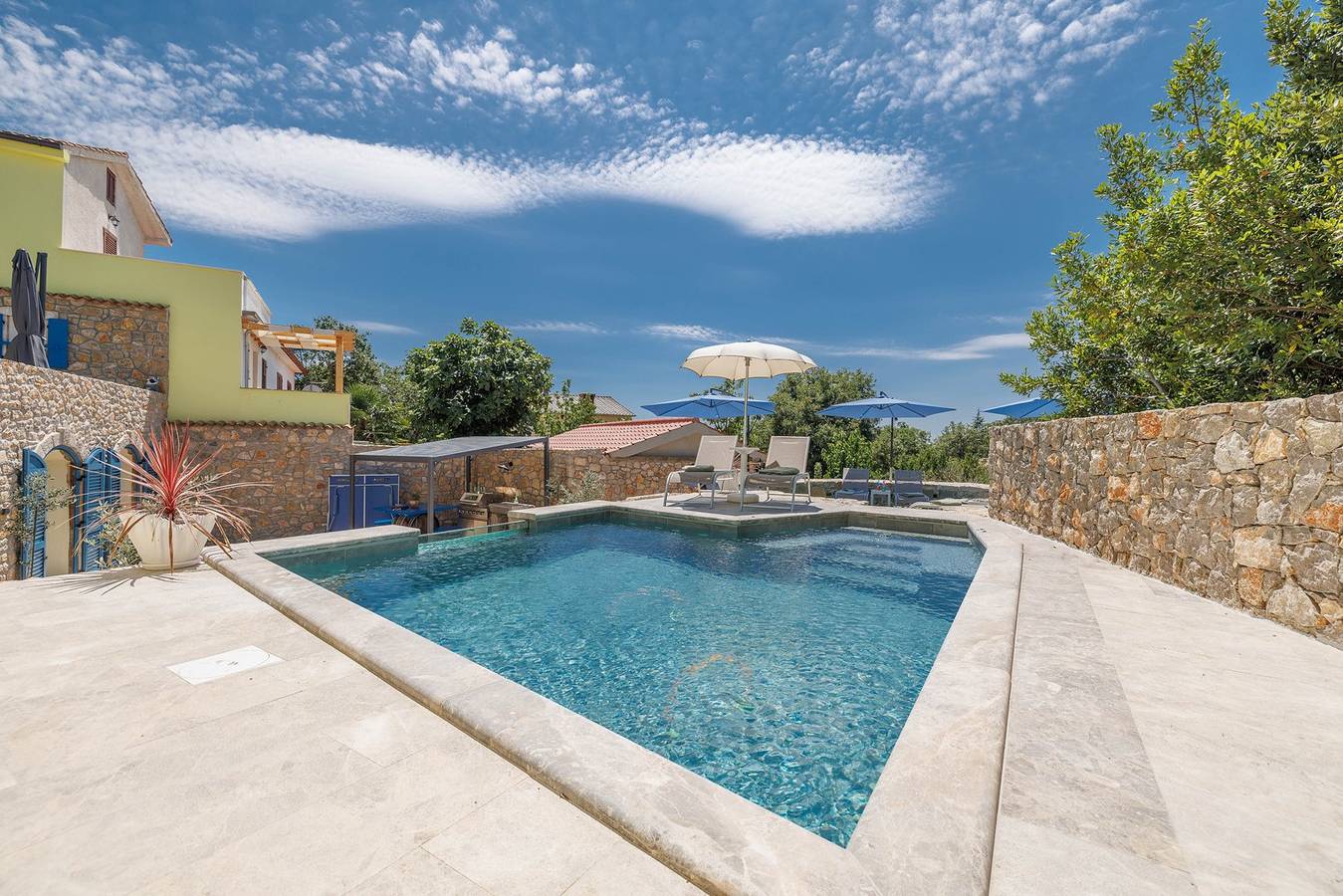 Villa Melary mit Pool, Jacuzzi & Ps5 umgeben von Natur in Kras, Krk