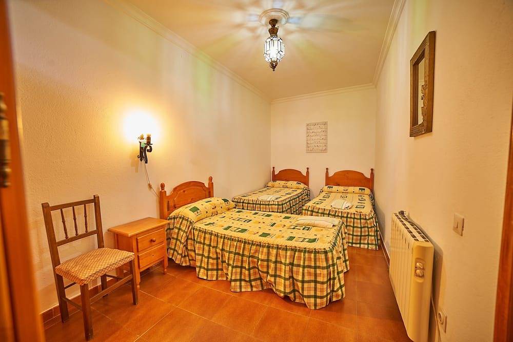 Villa Irene: large rural house for large groups (16 people) in Fuenteheridos, Sierra de Aracena y Picos de Aroche