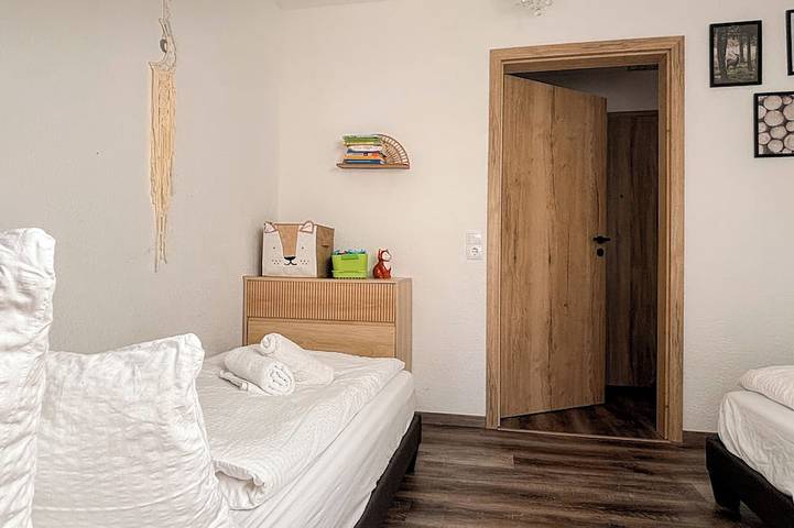 Appartement entier, Vue + confort: 2 chambres, Balcon, Baby-Foot, Chiens gratuits, Parking privé in Neustadt (Titisee-Neustadt), Titisee-Neustadt