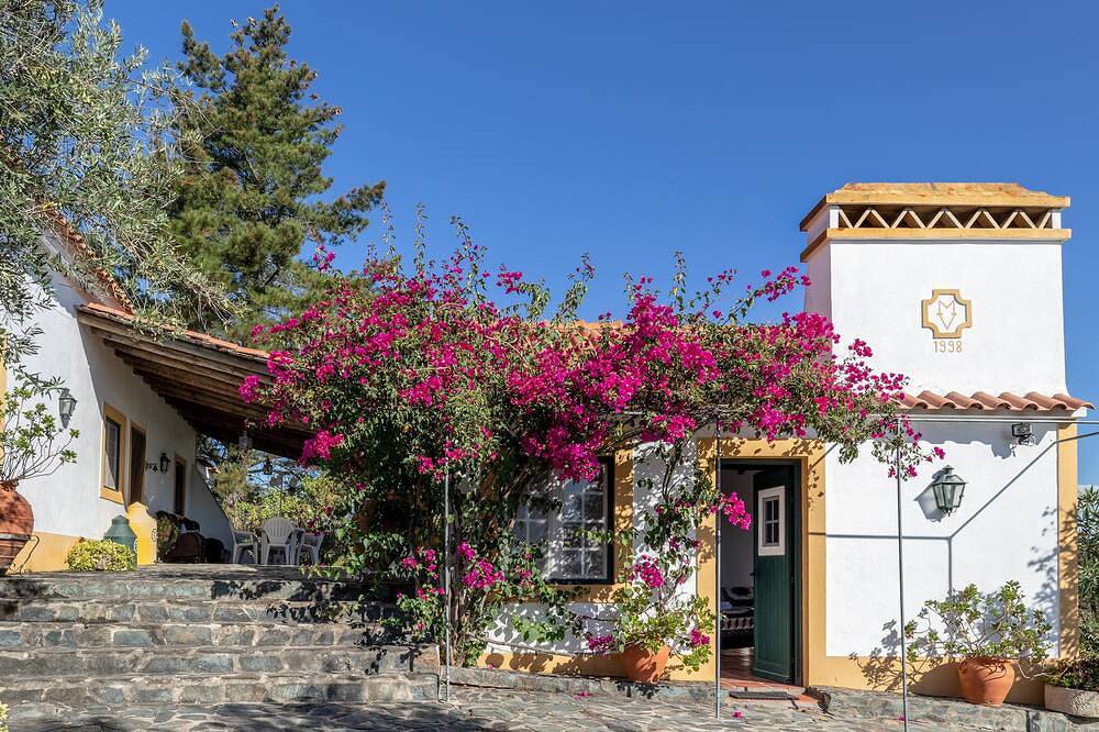 Haus Land mit Blick auf den Dam, mit Pool, Rasen, Grill, Veranda in Montargil, Portalegre Distrikt