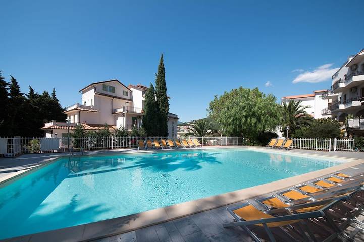 Apartamento de vacaciones para 4 personas, con jardín y piscina - 1