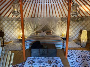 Yourte pour 2 personnes, avec jacuzzi ainsi que sauna et jardin, animaux acceptés dans Île de France