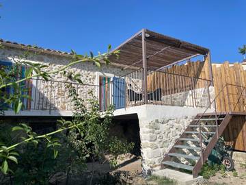 Gîte pour 4 personnes, avec vue sur le lac ainsi que jardin et terrasse à Peyroules