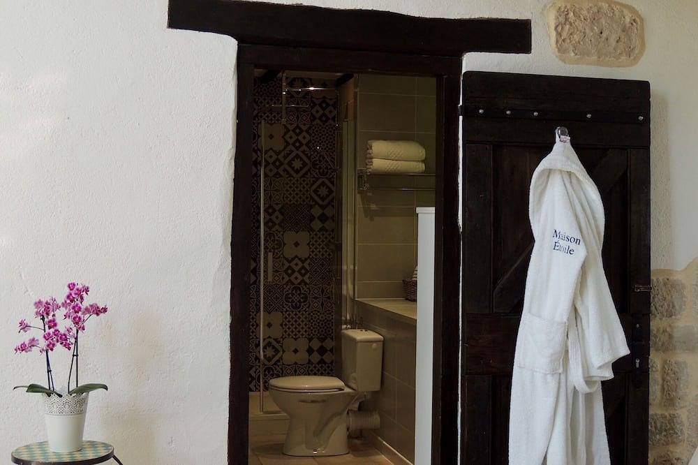 Una casa de piedra de carácter con piscina privada climatizada. in Neffiès, Region de Béziers