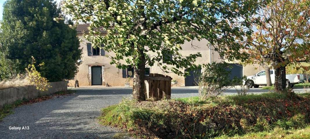 Location de vacances pour 2 personnes, avec Terrasse et Jardin ainsi que Piscine et Vue à Labastide-Dénat