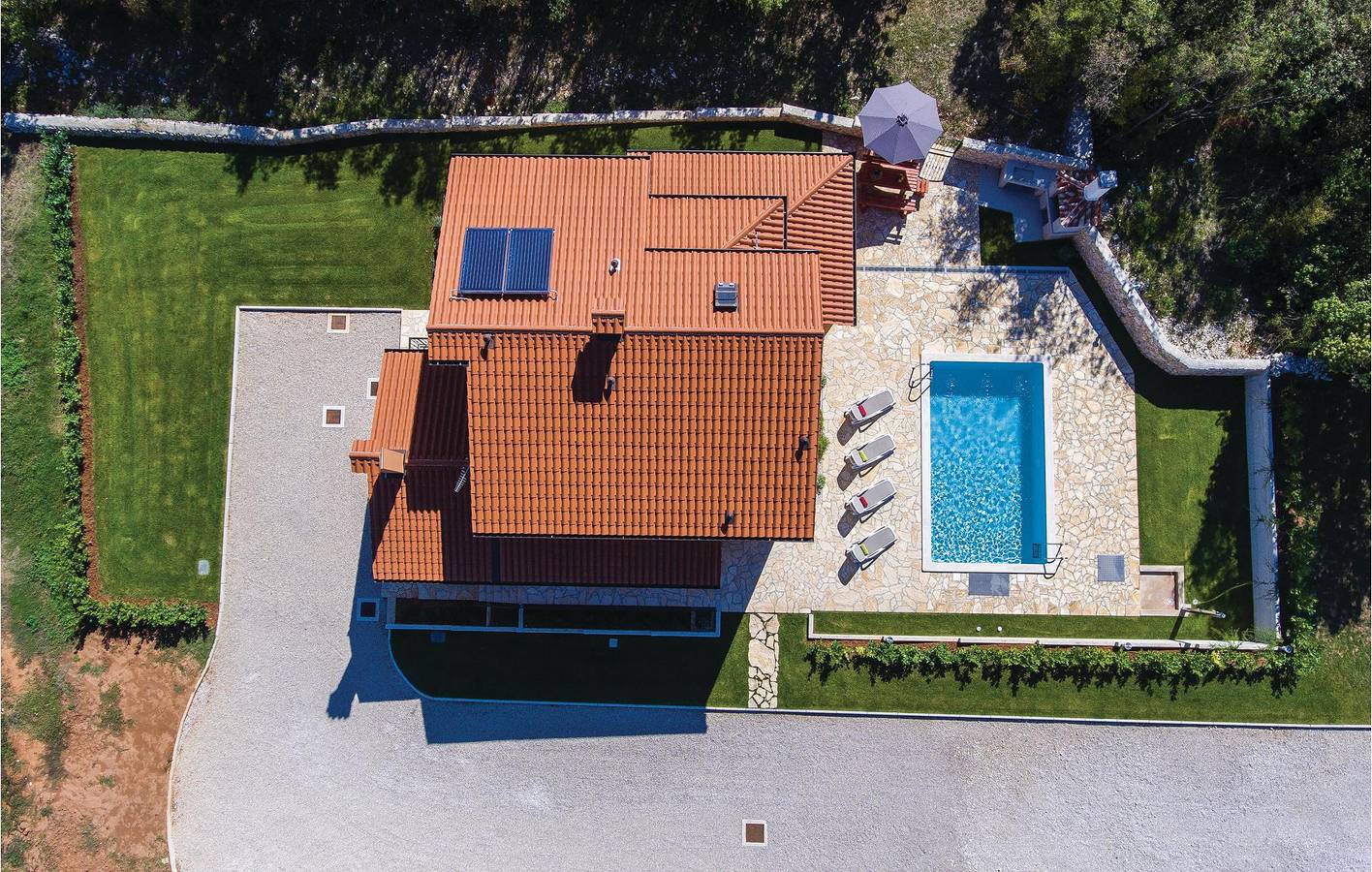Appartement moderne de 2 chambres avec piscine, Wi-Fi et terrasse près du centre-ville de Kunj in Raša, Côte Est de l'Istrie