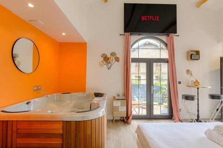 Location de vacances pour 2 personnes, avec jardin ainsi que terrasse et jacuzzi à Dardilly - 2