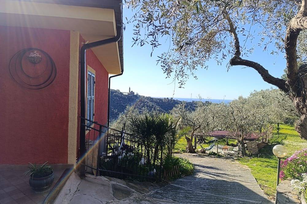 Grosses Landhaus umgeben von Grunen in Montegrazie, Imperia