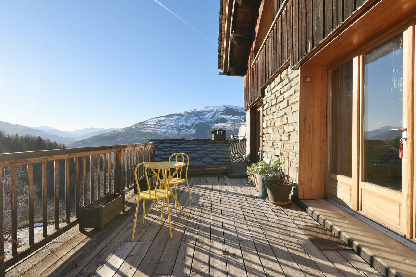 Entire apartment, Apartment 'Chalet Paisible' with Mountain View, Private Terrace and Wi-Fi in Bourg-Saint-Maurice, Albertville region