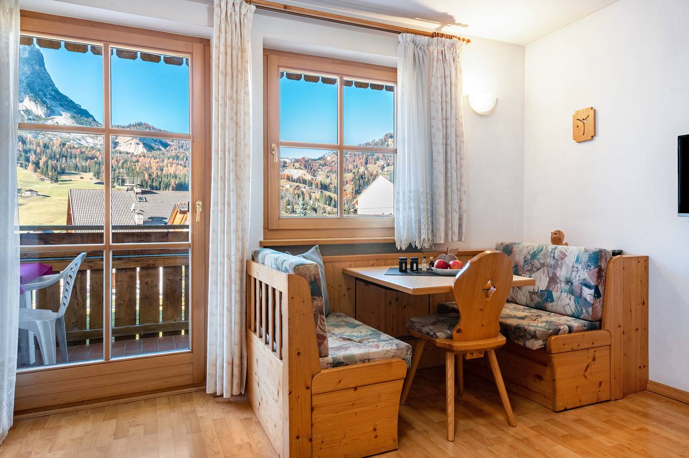 Appartement entier, Appartement '3' avec vue sur les montagnes, jardin partagé et Wi-Fi in Badia, Dolomiti Superski