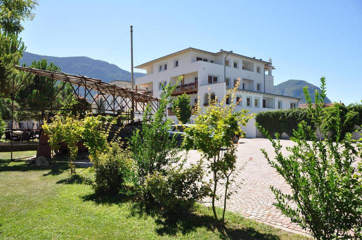 Hôtel pour 4 personnes, avec piscine ainsi que jardin et sauna à Cortina sulla Strada del Vino
