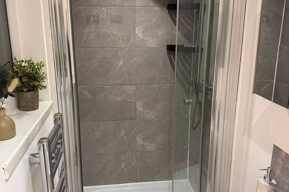 Modern En-Suite in Watford in Watford, Hertfordshire
