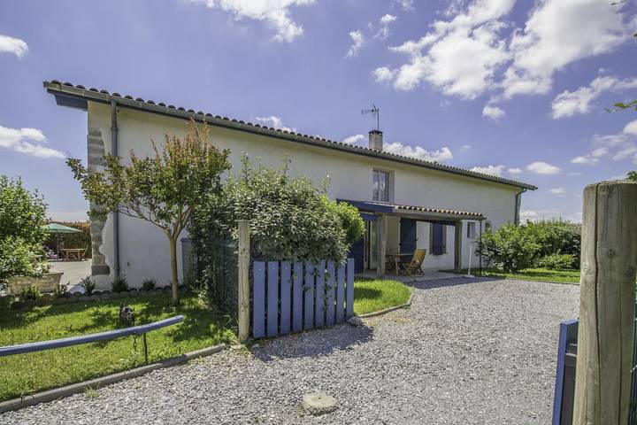 Gîte pour 4 personnes, avec Terrasse et Jardin ainsi que Piscine et Vue
