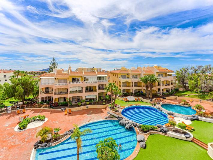 Holiday apartment for 4 people, with garden and pool as well as terrace in Golf del Sur