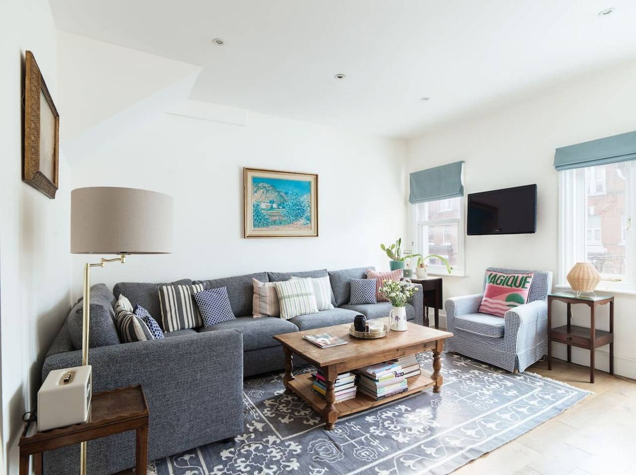 Entire apartment, Sunny Roof Terrace Barons Court Sleeps 4-6 in Hammersmith and Fulham, London
