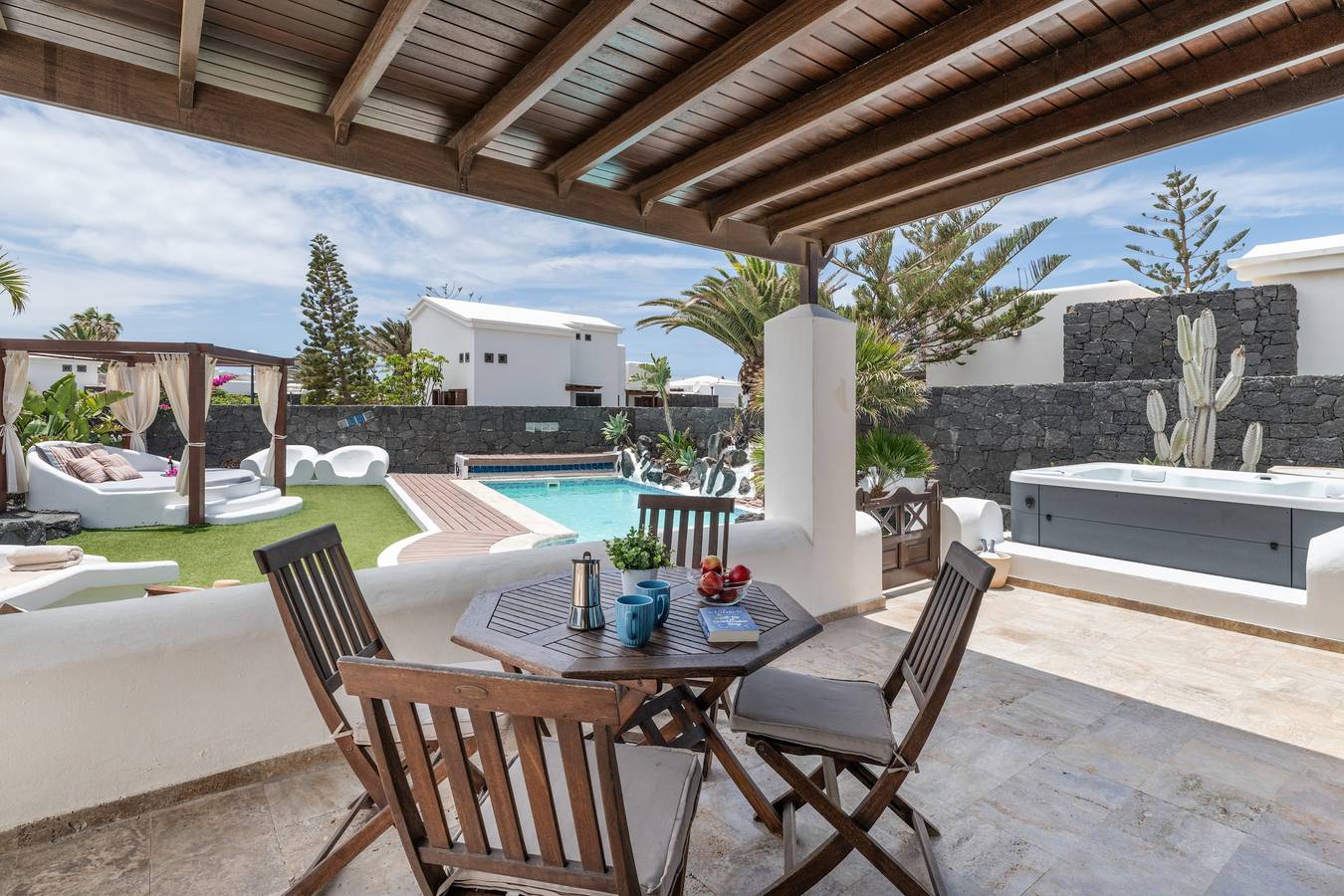 Villa de vacances 'Faro Park avec piscine privée', vue sur la montagne, terrasse privée et Wi-Fi in Montaña Roja, Yaiza