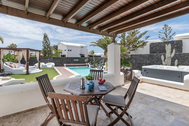 Villa de vacances 'Faro Park avec piscine privée', vue sur la montagne, terrasse privée et Wi-Fi in Montaña Roja, Yaiza