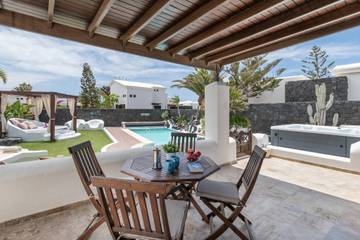 Villa for 4 People in Playa Blanca, Yaiza, Photo 4