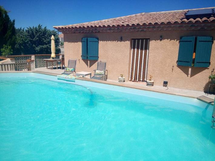 Location de vacances pour 2 personnes, avec Terrasse et Jardin ainsi que Piscine et Vue à Puissalicon